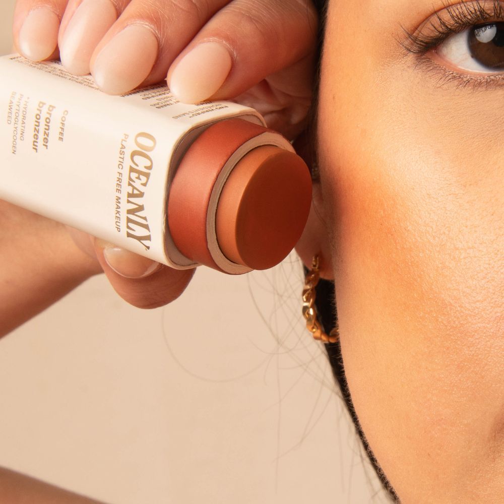 ATTITUDE Oceanly Tuhý bronzer Coffee 8,5 g - Obrázek 2